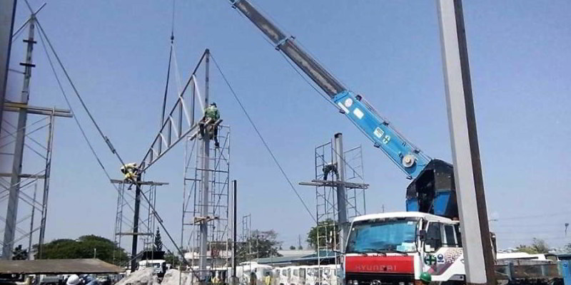 Boom Truck Used in Erection of Trusses in Pilipinas Hino