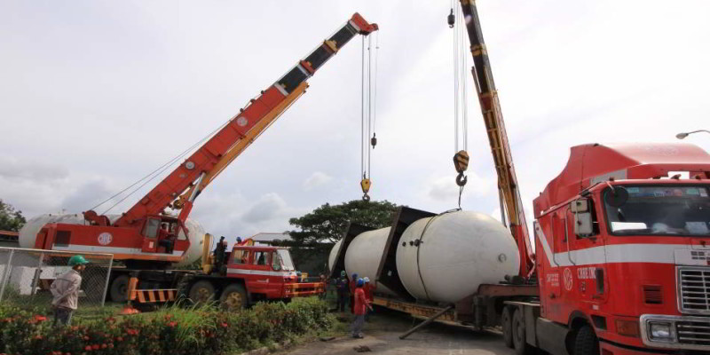 Hydraulic Cranes Tandem Use in LPG Tank Lifting
